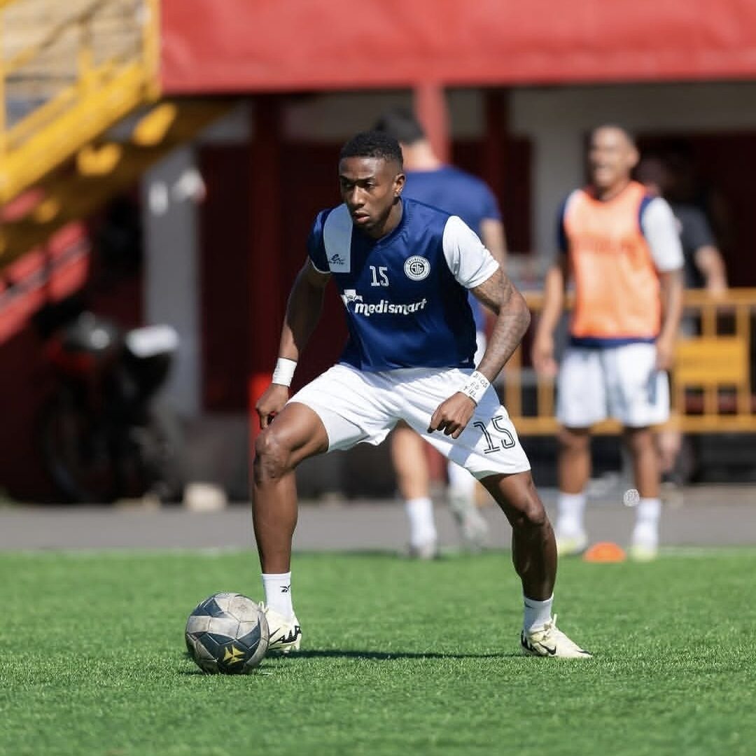 Él es Gabriel Brown lateral izquierdo panameño