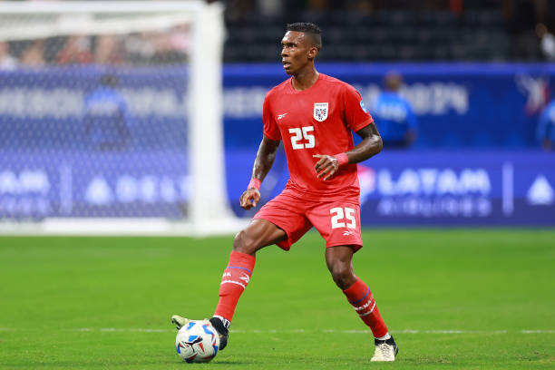 Él es Roderick Miller defensor panameño