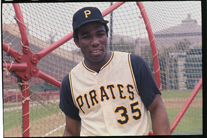 Manny Sanguillén, receptor panameño de los Pittsburgh Pirates, con el uniforme número 35.
