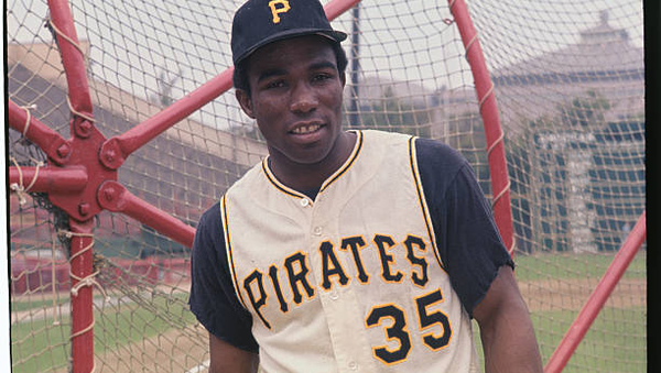 Manny Sanguillén, receptor panameño de los Pittsburgh Pirates, con el uniforme número 35.