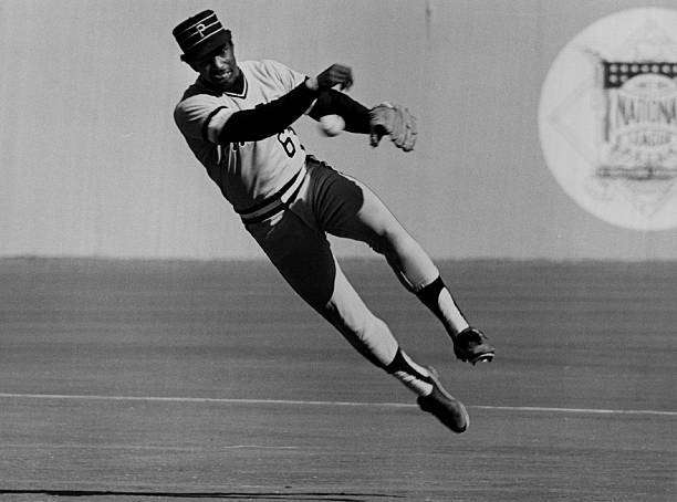 Rennie Stennett, segunda base panameño de los Pittsburgh Pirates, lanzando la pelota en el aire durante una jugada.