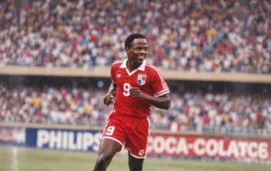 Julio César Dely Valdés, «El Panagol», celebrando con la camiseta número 9 de Panamá.